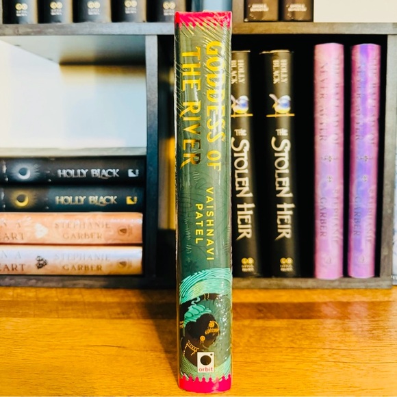 Illumicrate Exclusive Signed Edition Goddess of the River - Picture 3 of 8